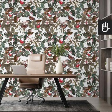 Klasyczne biuro ze skórzanym fotelem i drewnianym biurkiem na metalowych nogach z dekoracyjną tapetą w tropikalne liście z tłem w kolorze białym