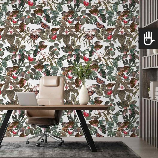 Klasyczne biuro ze skórzanym fotelem i drewnianym biurkiem na metalowych nogach z dekoracyjną tapetą w tropikalne liście z tłem w kolorze białym