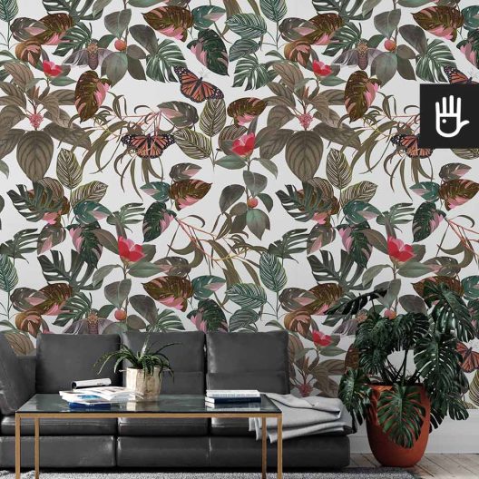 Nowoczesny salon z czarną skórzaną kanapą i dekoracyjnym stolikiem kawowym ze szkła i metalu ozdobiony tapetą w tropikalne liście